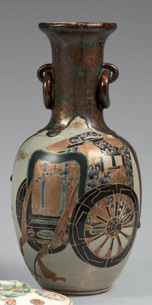 JAPON - Époque Showa (1926-1945) 
Vase ovoïde à col évasé et anses à anneaux en porcelaine...