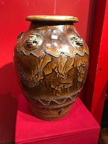 CHINE - Epoque MING (1368-1644) 
Grande jarre de forme balustre à col évasé et large...