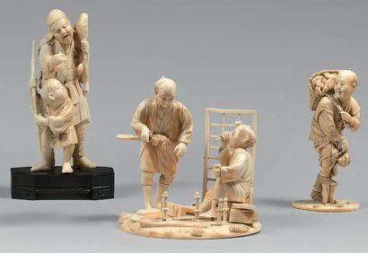 JAPON - Epoque MEIJI (1868-1912) 
Ensemble de trois okimono en ivoire, un pêcheur...
