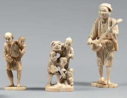 JAPON - Epoque MEIJI (1868-1912) 
Ensemble comprenant cinq okimono en ivoire marin,...