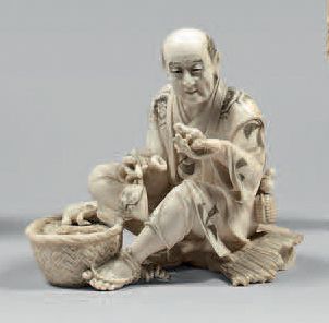 JAPON - Epoque MEIJI (1868-1912) 
Ivory okimono, peasant sitting on a trunk holding...