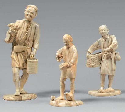 JAPON - Epoque MEIJI (1868-1912) 
Quatre okimono en ivoire, de paysans debout, l'un...