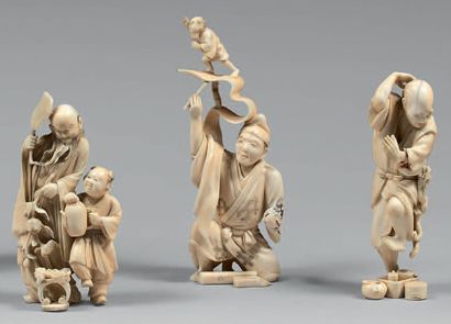 JAPON - Epoque MEIJI (1868-1912) 
Three ivory okimono, a standing peasant raising...