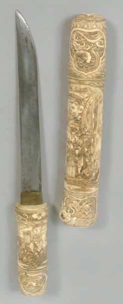 JAPON - Epoque MEIJI (1868-1912) 
Bone tanto carved with the decoration of an archer...