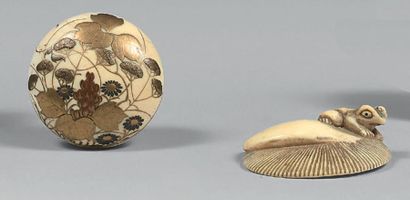 JAPON - XIXE SIÈCLE 
Ivory manju, decorated in hiramaki-e of gold lacquer and red...
