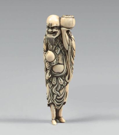 JAPON - Époque EDO (1603-1868) 
Netsuke en ivoire figurant un Sennin debout tenant...