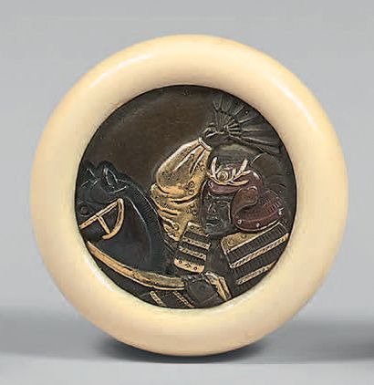 JAPON - Époque EDO (1603-1868) 
Kagamibuta, the ivory bowl, the shibuichi plate decorated...