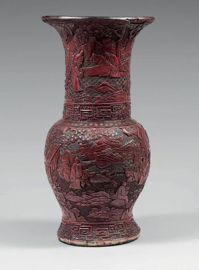 CHINE - Vers 1900 
Vase à haut col en laque rouge cinabre à décor de lettrés dans...