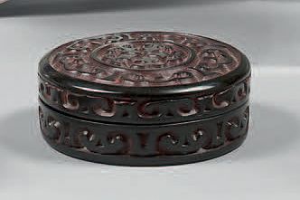 JAPON - Epoque MEIJI (1868-1912) 
Boîte circulaire en laque guri noir et rouge à...