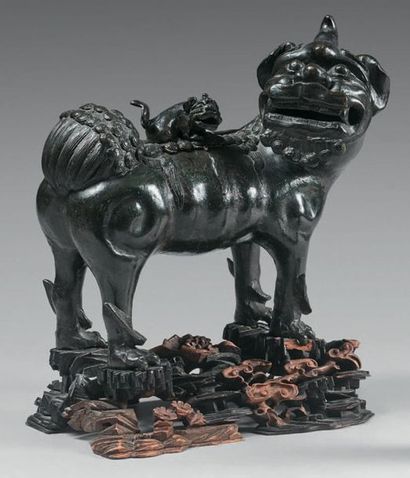 CHINE - Epoque MING (1368-1644) 
Bronze perfume burner, qilin the head turned to...