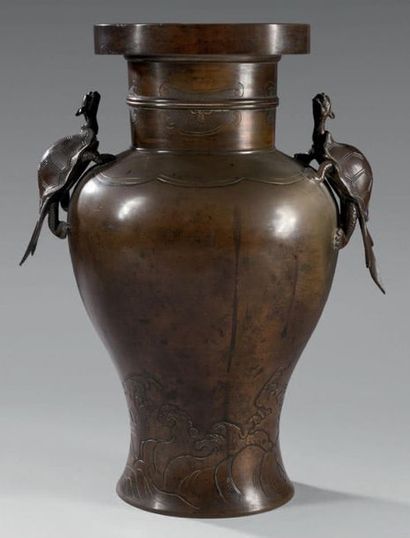 JAPON - XIXE SIÈCLE 
Bronze baluster vase the handles forming minogame turtles, the...