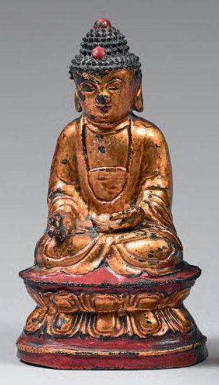 CHINE - XIXe siècle 
Statuette de bouddha en bronze laqué or et rouge, assis en padmasana...