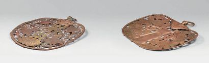 JAPON - Epoque MEIJI (1868-1912) 
Two fan-shaped copper standards with traces of...