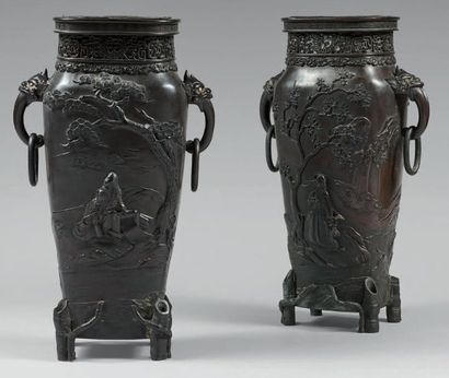 JAPON - Epoque MEIJI (1868-1912) 
Pair of bronze quadripod vases with brown patina...