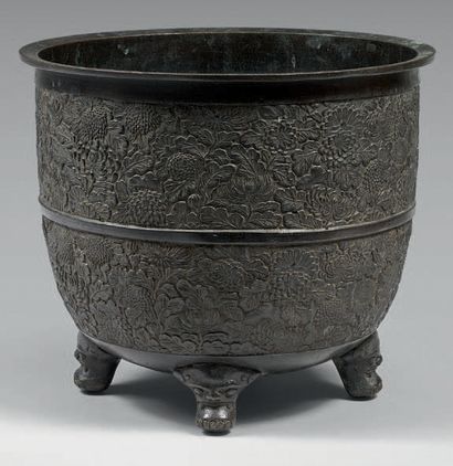 JAPON - Epoque MEIJI (1868-1912) 
Bronze quadripod pot cover with brown patina, decorated...