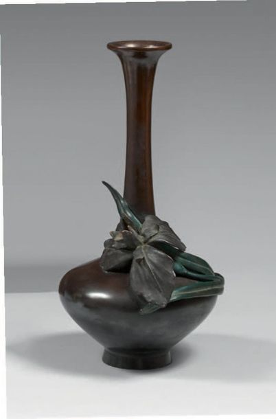JAPON - Époque TAISHO (1912-1926) 
Vase à panse basse à long col en bronze décoré...