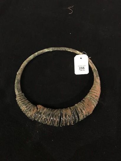 CAMBODGE - Période khmère, Xe/XIIIe siècle 
Bronze necklace formed by wavy rings.
(Accidents).
Diameter:...