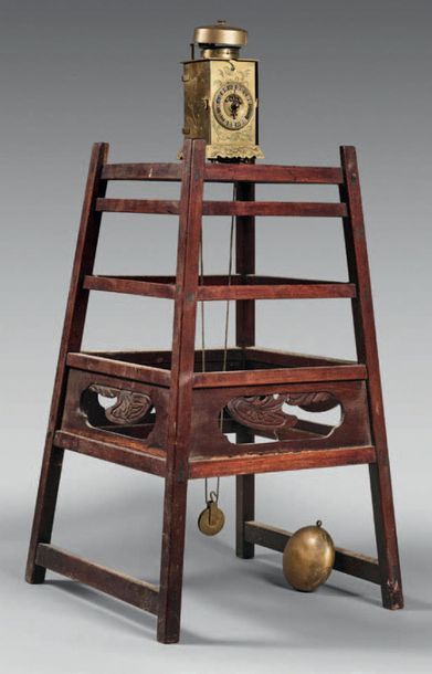 JAPON - XIXe siècle de style periode Edo 
Pendule japonaise dite «Wadokei», en laiton...