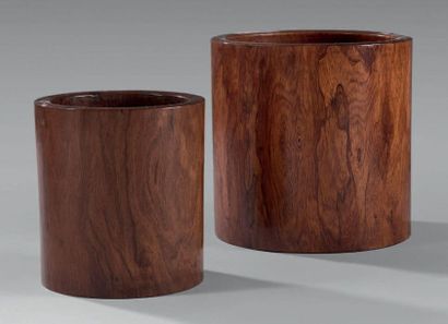 CHINE - XVIIIe siècle 
Deux pots à pinceaux bitong en bois naturel, dont l'un aux...