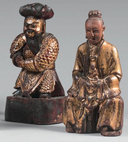 CHINE - XIXe siècle 
Two gold lacquered wooden statuettes, a general standing in...
