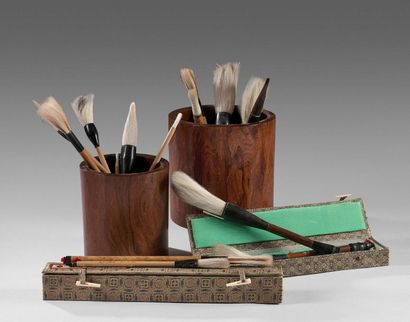 null Set of brushes, varnished wooden handle