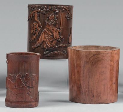 CHINE - XIXe siècle 
Three brush pots, one in natural wood, the other two in bamboo...