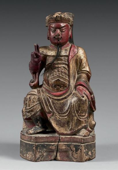 CHINE - XIXe siècle 
Statuette de Guandi en bois laqué polychrome, assis sur son...