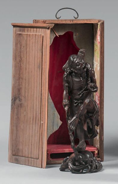 CHINE - Début du XXe siècle 
Wooden statuette, Li Tieguai balancing on one foot on...