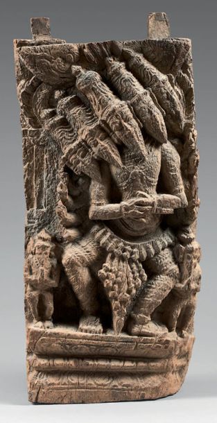 INDE - XIXE SIÈCLE 
Bois de char à décor sculpté en relief de Brahma debout à cinq...