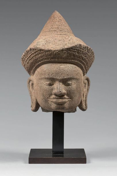 CAMBODGE - PÉRIODE KHMÈRE, ANGKOR VAT, XIIE SIÈCLE 
Sandstone Buddha head with a...