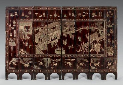 CHINE - XIXe siècle 
An eight-leaf screen in Coromandel lacquer decorated with a...