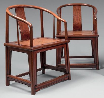 CHINE - XIXe siècle 
Paire de fauteuils en huang huali, les dossiers en forme de...