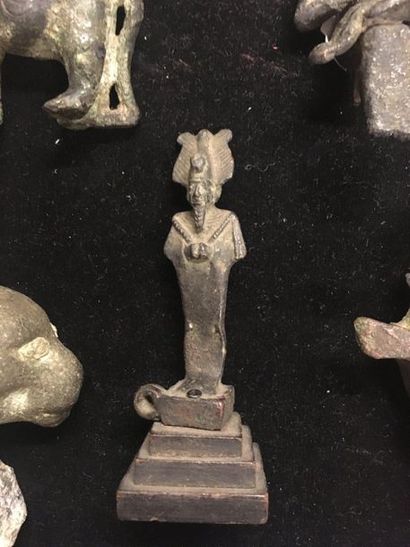 null Lot composé de cinq bronzes représentant
Osiris momiforme, Isis lactans, une...