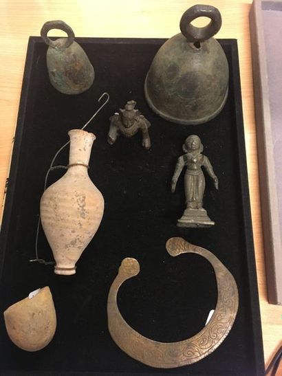  Lot consisting of two bells, two Indian bronze statuettes, two small Roman terracotta...