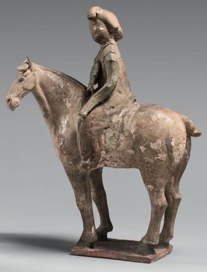 CHINE - Epoque TANG (618-907) 
Statuette of a rider in beige and green enamelled...