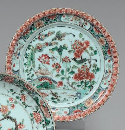 CHINE - Époque KANGXI (1662-1722) Chanter plate in porcelain decorated in polychrome...