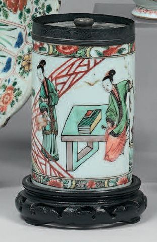 CHINE - Époque KANGXI (1662-1722) Cylindrical porcelain brush holder decorated in...