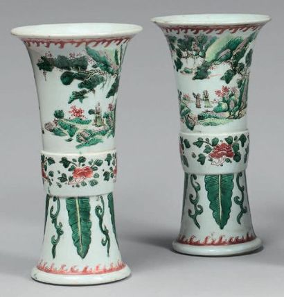 CHINE - Époque KANGXI (1662-1722) Pair of "gu" shaped porcelain vases decorated in...