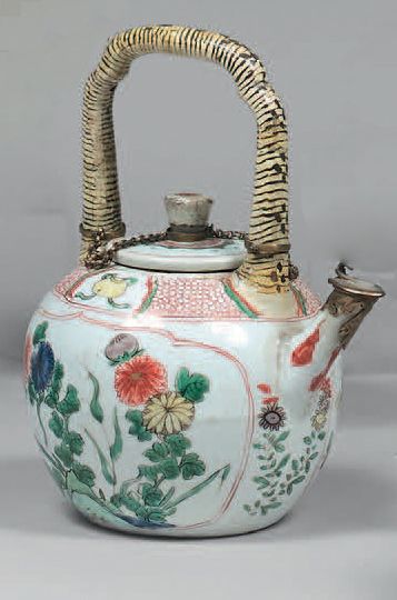 CHINE - Époque KANGXI (1662-1722) 
Porcelain jug decorated in polychrome enamels...