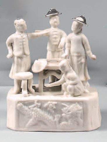 CHINE - Époque KANGXI (1662-1722) 
Groupe en porcelaine émaillée blanc de Chine,...