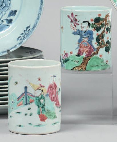CHINE - XVIIIe siècle 
Two porcelain brush pots decorated with enamels of the pink...