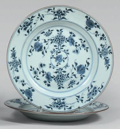 CHINE, Compagnie des Indes - XVIIIe siècle 
Paire d'assiettes en porcelaine à décor...