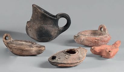 null Lot consisting of four oil lamps and a clay pitcher.
Gaps.
Late Roman art and...