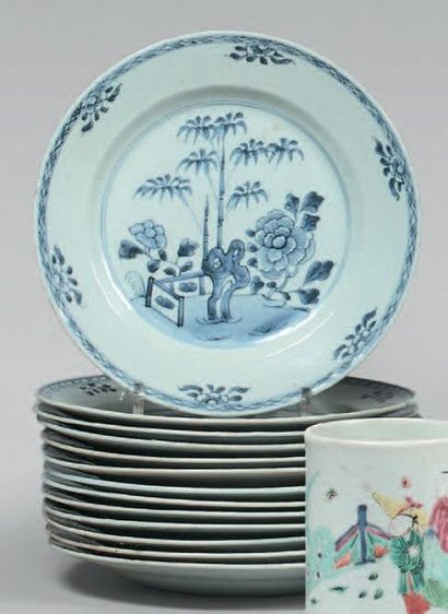 CHINE - XVIIIe siècle 
Ensemble de treize assiettes en porcelaine à décor en bleu...