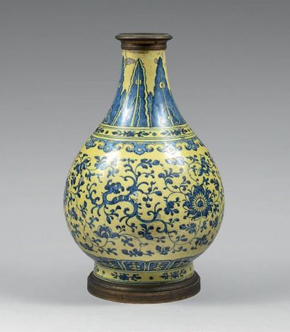 CHINE - XVIIIe siècle 
Vase en porcelaine à décor en bleu sous couverte et émail...