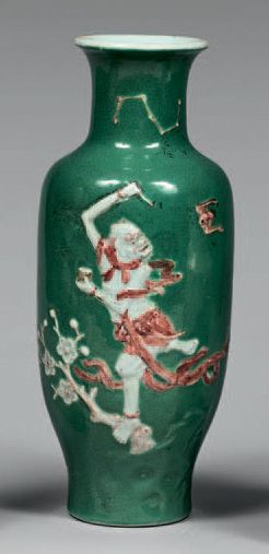 CHINE - XIXe siècle 
Vase balustre à col étroit et évasé en porcelaine émaillée polychrome...