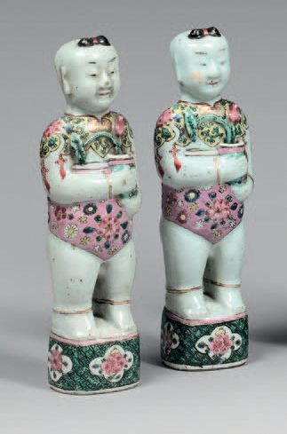 CHINE - Début du XIXe siècle 
Paire de statuettes de frères Hehe debout en porcelaine...