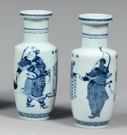 CHINE - XIXe siècle 
Paire de vases rouleaux en porcelaine décorée en bleu sous couverte...