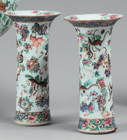 CHINE, Canton - XIXe siècle 
Paire de vases cornets en porcelaine émaillée polychrome...
