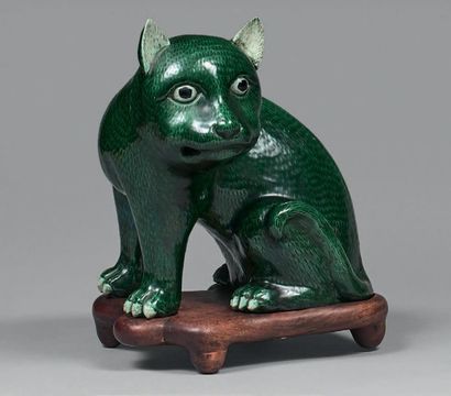 CHINE - XIXe siècle 
Chat assis en porcelaine émaillée vert sur le biscuit, les poils...
